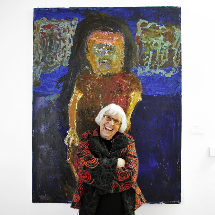 Doris Nöth vor einem Gemälde stehend