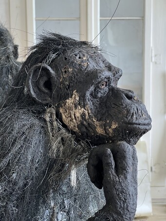 Foto einer Gorillaskulptur