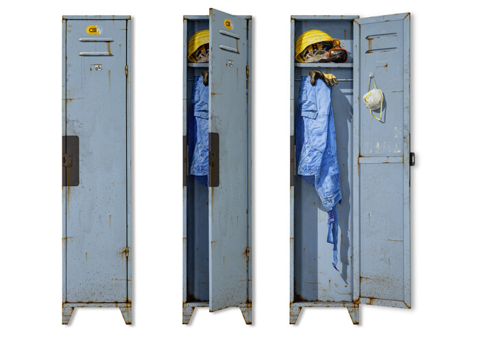 drei Arbeitsspinde nebeneinander, die erste Tür geschlossen, die zweite Tür halboffen, Arbeitskleidung sichtbar, dritte Tür ganz geöffnet, Arbeitskleidung sichtbar