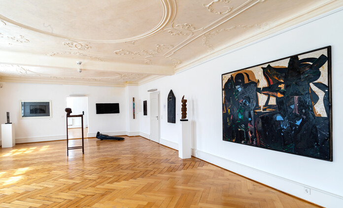 Ausstellungsraum mit Gemälden 